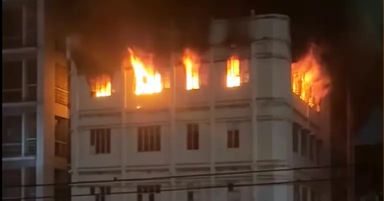 ভবনের উপরের ফ্লোরে আগুন